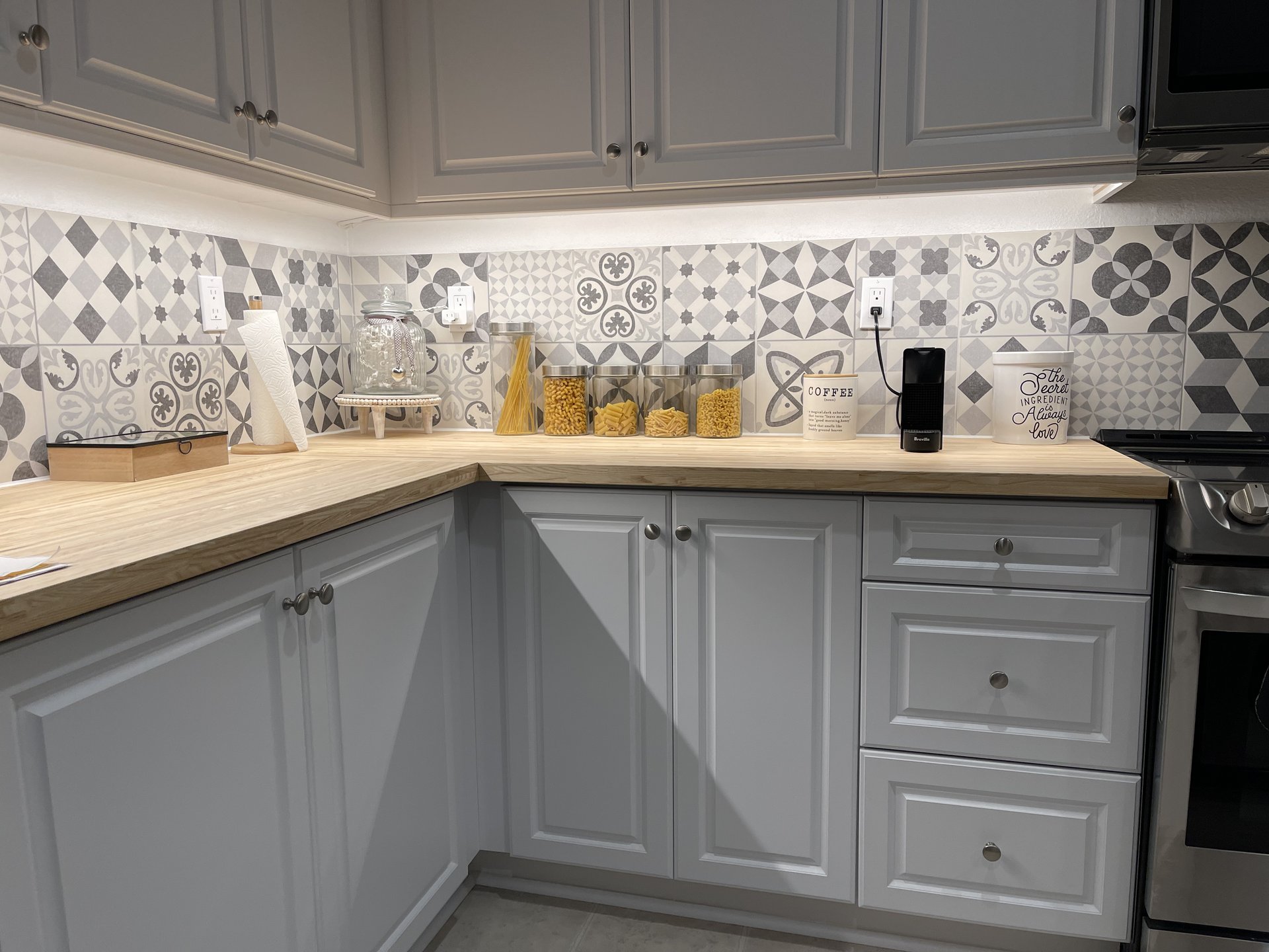Kitchen corner view with new countertops and backsplash — Menifee